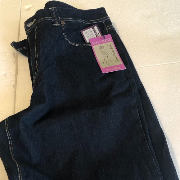 NWT Gloria Vanderbilt Mid Rise Flare jeans Size 16 Front Button/Zipper - Picture 3 of 4